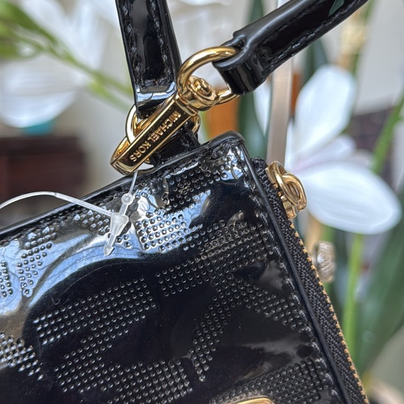 Micheal kors Elegant Black Patent Leather Wristlet - Picture 2 of 10